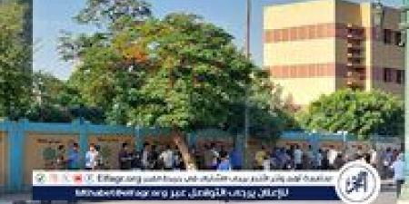 بدء توافد طلاب وطالبات الثانوية العامة على اللجان لأداء امتحان اللغة العربية بأسيوط - هرم مصر