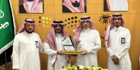 مدير عام تعليم الطائف يكرم مديري مكاتب التعليم - هرم مصر