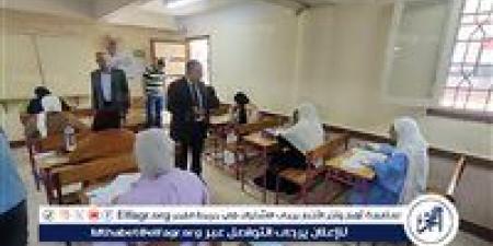 طلاب وطالبات الثانوية العامة يؤدون امتحان اللغة العربية فى أسيوط - هرم مصر