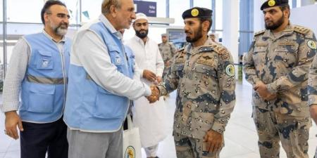 الودعاني يقف ميدانيًا على سير عمل منسوبي حرس الحدود والخدمات المقدمة لضيوف الرحمن في منفذ جديدة عرعر - هرم مصر