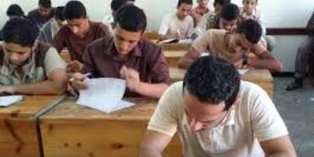طالب ثانوي يغش بمساعدة شقيقيه عبر سماعة «بلوتوث».. مفاجآت تكشفها التحقيقات - هرم مصر