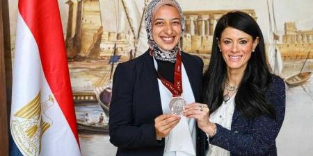 وزيرة التخطيط تُكرم لاعبة مصر بعد فوز منتخب السيدات بالميدالية البرونزية لأول بطولة أفريقية لـ «كرة القدم الأمريكية للعلم» - هرم مصر