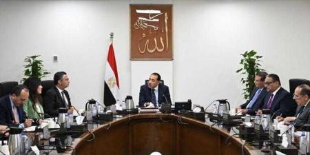 رئيس الوزراء يعقد اجتماعاً لبحث واستعراض فرص وتحديات صناعة السكر - هرم مصر