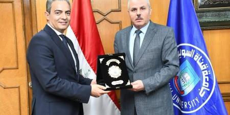 جامعة قناة السويس تُكرم نقيب الإعلاميين لأبحاثه في العلوم البينية - هرم مصر
