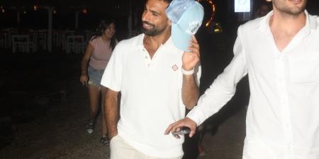 بالصور محمد صلاح يهرب من عدسات المصورين فى بودروم التركية - هرم مصر