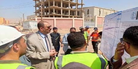 محافظ سوهاج يتفقد بدء أعمال إنشاء مجمع الصناعات الغذائية لتجفيف البصل والثوم بحي الكوثر - هرم مصر