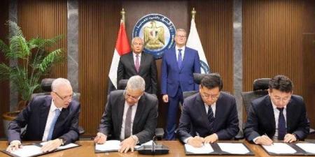 وزير البترول ومحافظ الوادى الجديد يشهدان توقيع العقود النهائية لبدء تنفيذ مجمع إنتاج حامض الفسفوريك بالوادى الجديد - هرم مصر