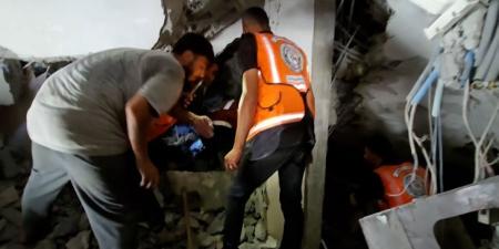 الجزيرة ترصد محاولات البحث عن مفقودين تحت أنقاض منزل بغزة - هرم مصر