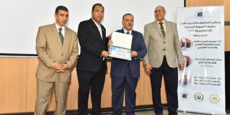 محافظ أسيوط يفتتح معرض مشروعات تخرج طلاب الفرقة الثانية الجديدة التكنولوجية - هرم مصر