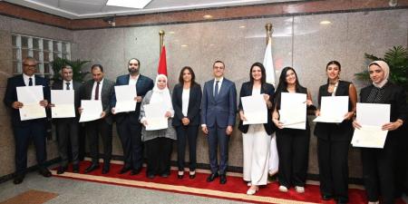 مصرتقتحم العالميةالخطيب يسلم أول دفعة من دبلومة التجارة الخارجية - هرم مصر
