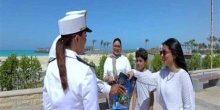«الداخلية» تشارك المواطنين الاحتفال بذكرى ثورة 30 يونيو وتوزع الهدايا عليهم - هرم مصر