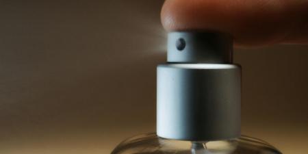 لماذا يجب تجنب رشّ العطر قبل ركوب الطائرة؟ إليك أهم نصائح الخبراء - هرم مصر