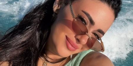 على اليخت..ميرنا مور الدين تتألق في إطلالة صيفية ناعمة - هرم مصر