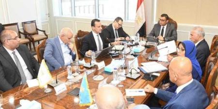وزير الإسكان يعقد اجتماعًا لمتابعة آخر مستجدات إنشاء وحدتي ”تنظيم السوق العقارية” و”تصدير العقار المصري” - هرم مصر