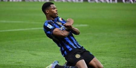 مانشستر سيتي يزاحم برشلونة في سباق التعاقد مع دومفريس - هرم مصر