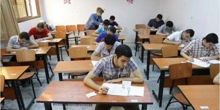 طلاب الثانوية العامة النظام القديم يؤدون اليوم امتحان مادة الديناميكا - هرم مصر