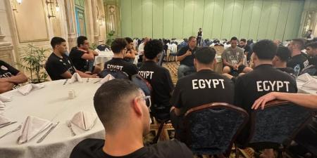 جلسة تحفيزية لـ خالد فتحي مع منتخب ناشئي اليد قبل مواجهة آيسلندا بالمونديال ..صور - هرم مصر