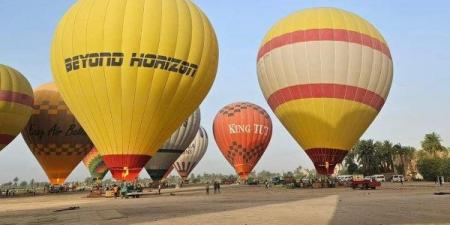 انطلاق 33 رحلة بالون طائر بالأقصر على متنها 650 سائحا - هرم مصر