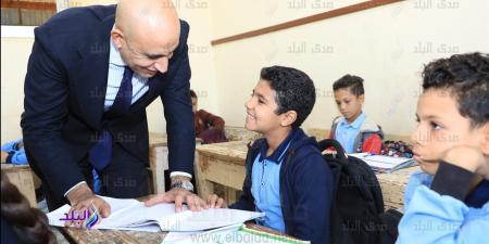 توزيع مياه معدنية وشيكولاتة على طلاب الدور الثاني للثانوية العامة في الفيوم - هرم مصر