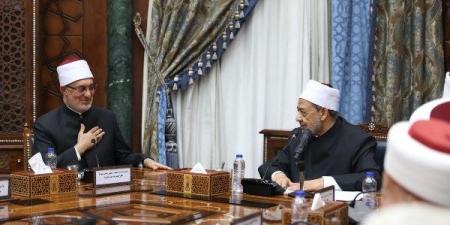 بحضور قيادات المشيخة| الإمام الأكبر يهنئ نجل رئيس جامعة الأزهر السابق بزفافه.. صور - هرم مصر