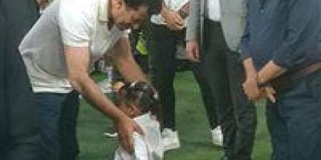 أشرف صبحي ومحافظ بورسعيد يحملان أصغر لاعبة كاراتيه لدعمها - هرم مصر