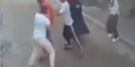 حاولوا يعاكسوها.. ضبط المتهمين بالاعتداء بضرب سيدة في الدقهلية |فيديو - هرم مصر