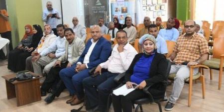 نائب محافظ قنا يشارك في حلقة نقاشية لمواجهة التغيرات المناخية - هرم مصر