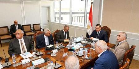 وزير الإسكان يعقد اجتماعًا موسعًا مع رؤساء وممثلي الجهات التابعة للوزارة ويصدر حزمة من التوجيهات لتأمين المنشآت - هرم مصر