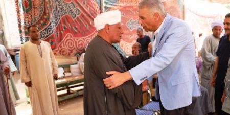 محافظ أسوان يقدم واجب العزاء لأسرة الراحل تقادم أحمد الليثى بإدفو - هرم مصر