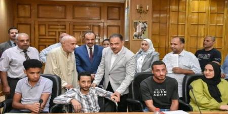 محافظ الشرقية يُسلم 20 عقد عمل لذوي القدرات والهمم - هرم مصر