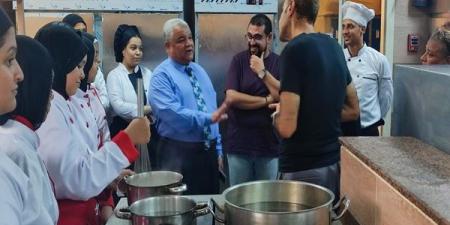 طلاب الأقصر الفندقية يتعلمون فنون الطهي استعدادًا لسوق العمل - هرم مصر