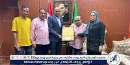 تكريم موظف من النماذج الراقية والمجتهدة في منظومة تعليم الدقهلية - هرم مصر
