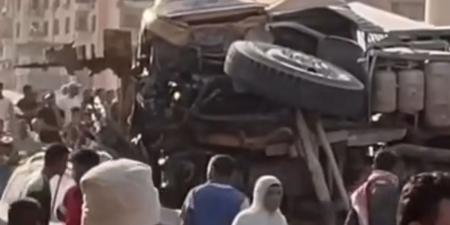 مصرع 3 أشخاص وإصابة 6 في حادث تصادم بمدخل شق التعبان بـ طرة.. صور - هرم مصر