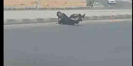 الداخلية تكشف تفاصيل فيديو إلقاء سيدة نفسها أمام السيارات بالشرقية - هرم مصر