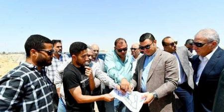 وزير الإسكان يتفقد مشروعات تنفيذ شبكات المرافق بمنطقة جنيفة بمدينة الشروق - هرم مصر