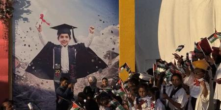 دموع تختلط بابتسامة .. أطفال غزة الأيتام يحتفلون بتخرجهم رغم جراح الحرب "فيديو" - هرم مصر