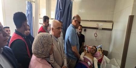 محافظ القليوبية يزور مصاب حريق منطقة الشدية ببنها - هرم مصر