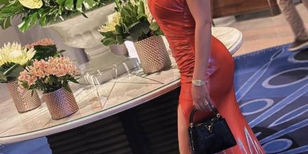 أحدث ظهور.. دينا فؤاد تخطف الأنظار بفستان برتقالي - هرم مصر