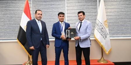 وزير الرياضة يلتقي بطل الكيك بوكس محمد راتب - هرم مصر