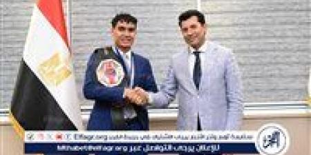 وزير الرياضة يلتقي بطل الكيك بوكس محمد راتب - هرم مصر