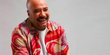 بـ تيشيرت أحمر.. حاتم صلاح يروج لمسلسل «ابن النادي» - هرم مصر