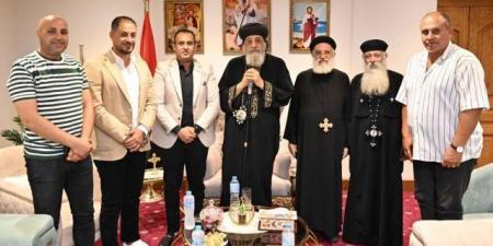 أسباب زيارة رئيس جهاز القرى السياحية للبابا تواضروس فى العلمين الجديدة.. صور - هرم مصر