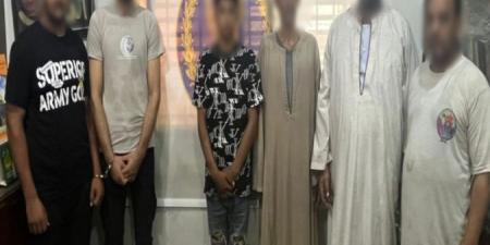 ملابسات فيديو قائد سيارة "فان"وآخرين يلقون حجارة على قائد نقل ثقيل ملابسات فيديو قائد سيارة "فان"وآخرين يلقون حجارة على قائد نقل ثقيل - هرم مصر