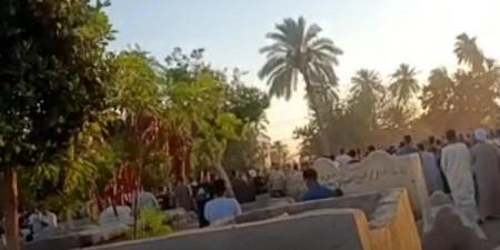 سوهاج .. تشييع جثـ.ـمان أب ونجليه ضحايا انهيار عقار مأساوي في طهطا - هرم مصر
