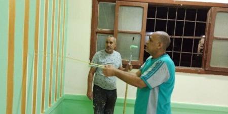 مدير مدرسة بقنا يشارك معلميه في دهان الفصول استعدادًا للعام الدراسي الجديد - هرم مصر