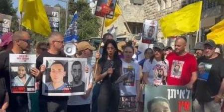 إسرائيليون من أمام مقر إقامة رئيس وزراء الاحتلال: نتنياهو سيقتل الرهائن فى غزة - هرم مصر