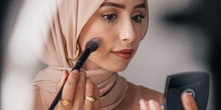"تأثير أحمر الشفاه".. لماذا لا نتخلى عن الرفاهية رغم ضيق الحال؟ - هرم مصر
