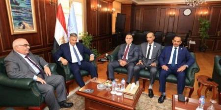 رئيس هيئة قضايا الدولة يزور محافظ الإسكندرية ويقدم درعًا تذكاريًا له - هرم مصر