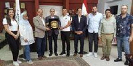 اهداء درع اتحاد شمال إفريقيا للخماسي الحديث لهشام الجبالي تقديرًا لجهوده الرياضية ببني سويف - هرم مصر
