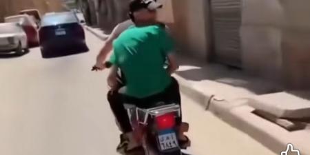 تداول فيديو لشابين يستقلان دراجة نارية ويعتديان على المواطنين بالضرب - هرم مصر